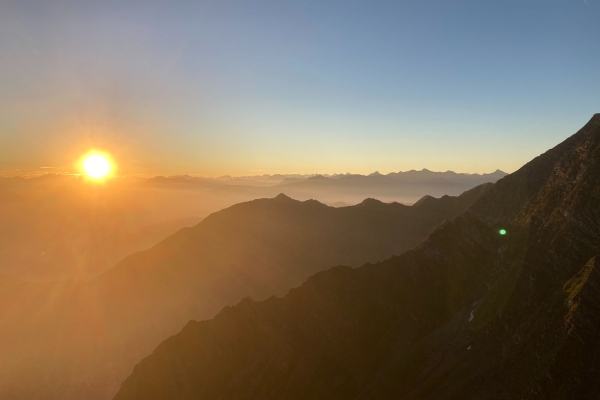 Sonnenaufgang hoch über der Rheinschlucht