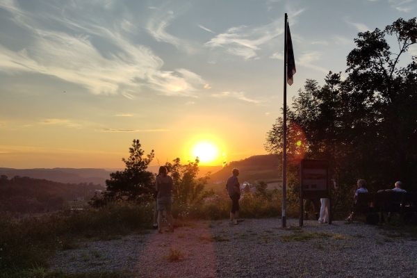 Sonnenuntergangswanderung durch die Weinberge